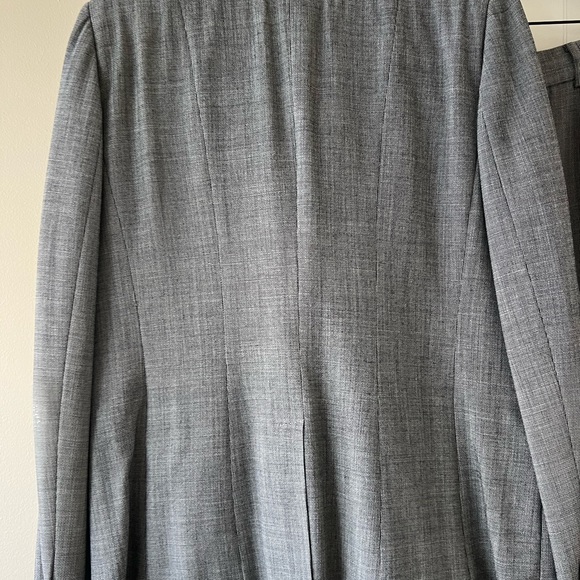 Tahari tweed pant suit size 14. - Picture 7 of 9